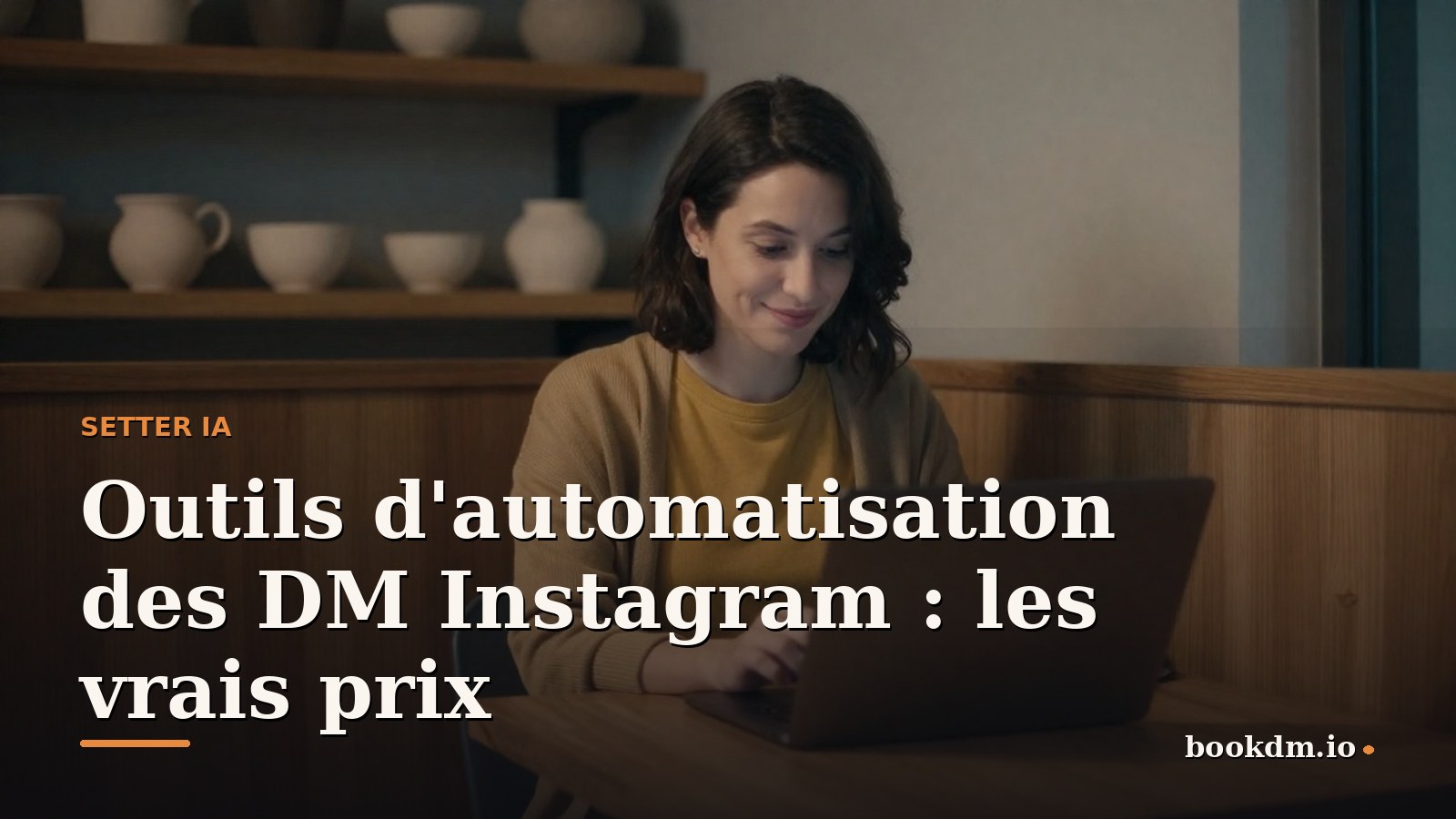 Une femme d'une trentaine d'années aux cheveux noirs tressés, en chemise en velours côtelé moutarde, sourit en comparant des tarifs sur son ordinateur portable à une table en bois clair dans un atelier de céramique chaleureux, étagères de poteries derrière elle, lumière de fin de matinée