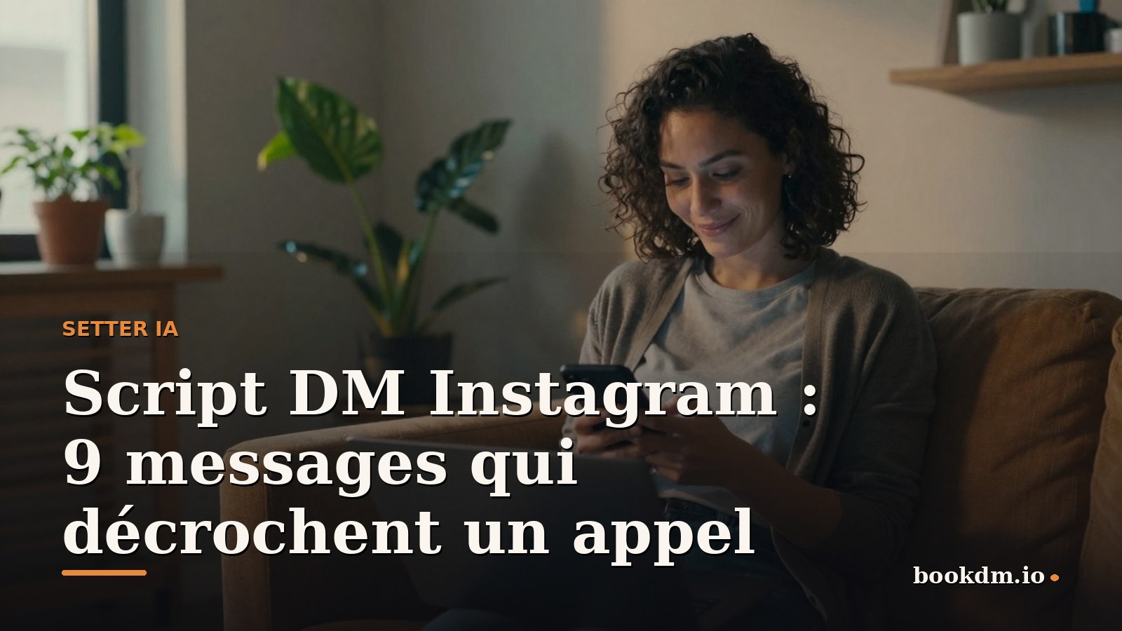 Une femme d'une trentaine d'années aux cheveux bouclés sourit en tapant un message sur son téléphone, assise sur un canapé en lin près d'une fenêtre dans un salon en bois clair